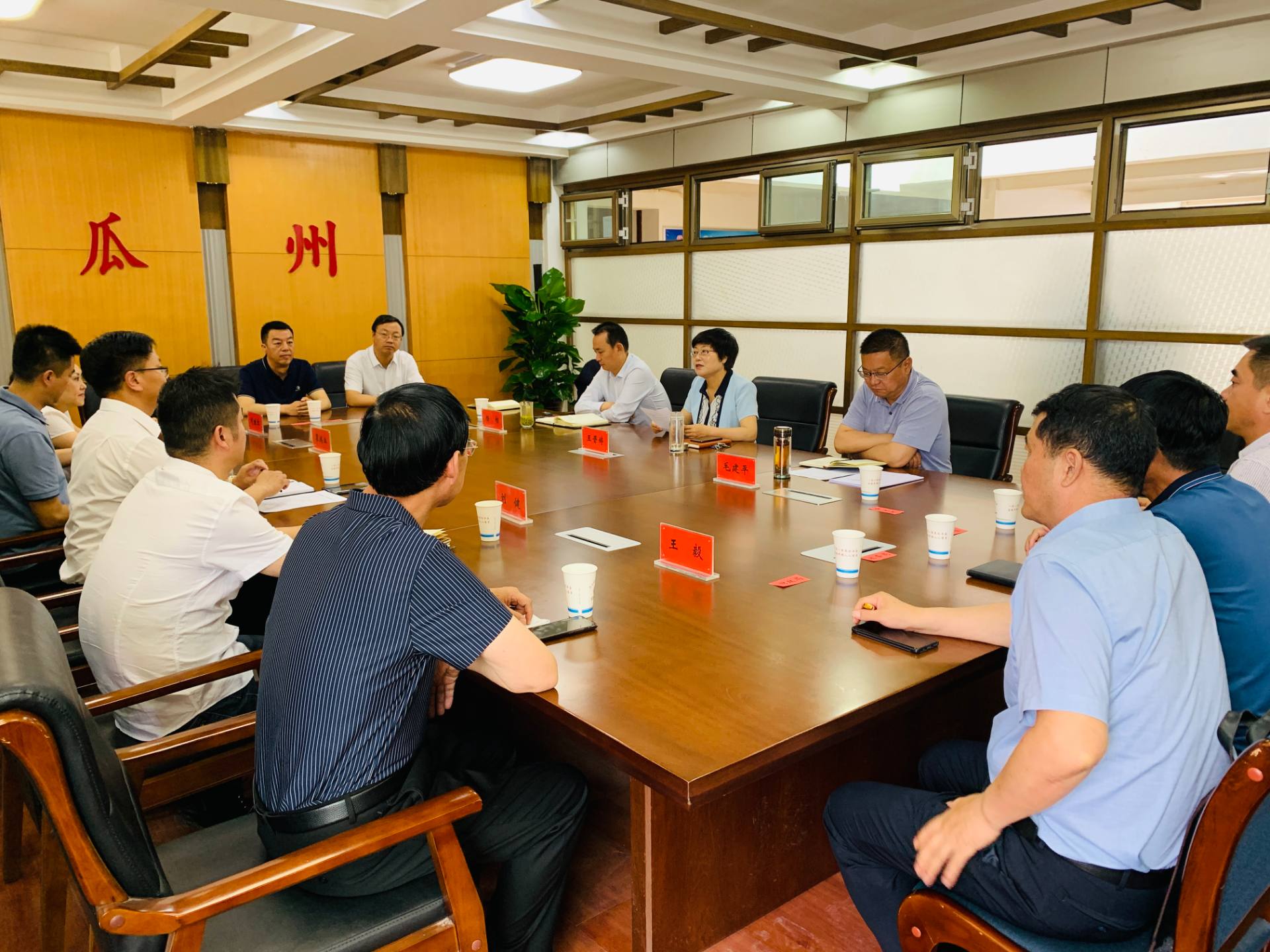 王晋婷会见上海电凯集团副总经理何建雄一行